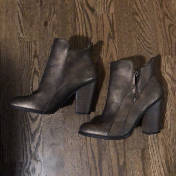 Women’s booties - Picture 2 of 3